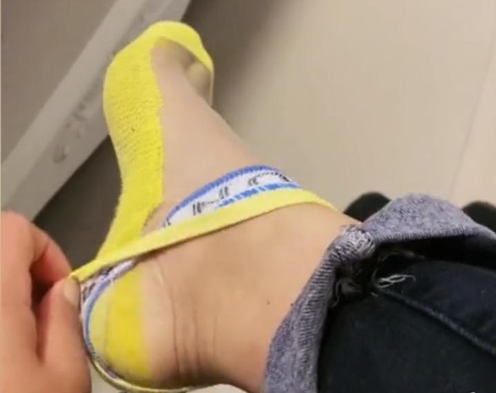 一女子夜市买双袜子，穿一天整个脚底被染黄！网友看后却直呼赚了