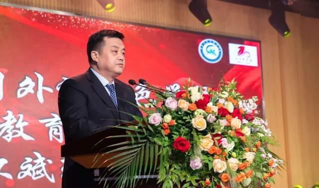 追寻教育的梦想内容简介,追逐教育梦想成就幸福人生演讲