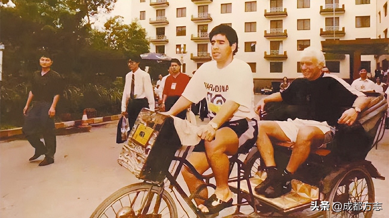 凤凰山主场爆燃场面,成都凤凰山足球场揭秘