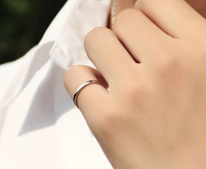 小拇指戴戒指有什么区别,小拇指戴戒指戴一半是什么意思