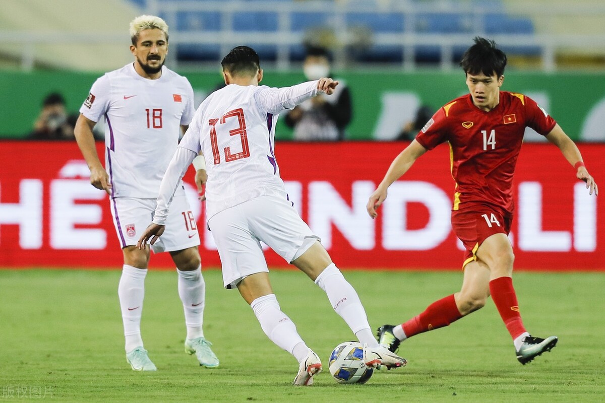 国足惨败越南振作起来重新崛起,足球报怒怼这样的国足能赢越南吗