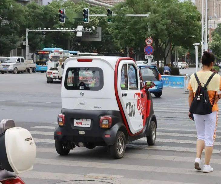 电动三四轮车可以上正规牌照吗,电动三四轮车不让上路是谁规定的