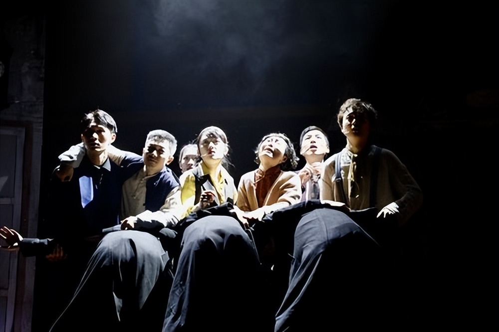 关于华语电影中的女性叙事的研究，并以毕业作品《花儿》为例