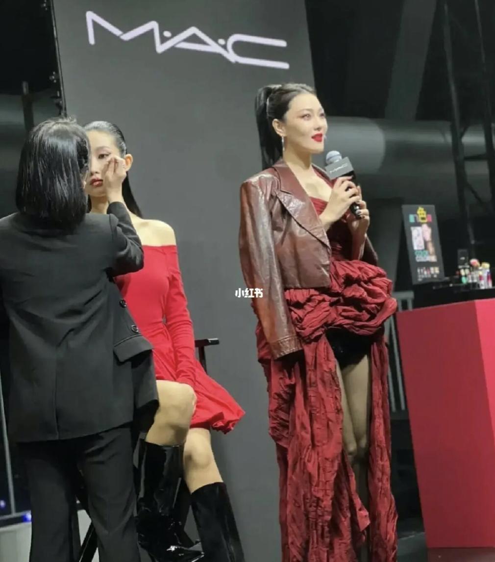 黑丝、抱胸、裸身，娱乐圈没被扒出的“*裤底**”，全在时尚周暴露了