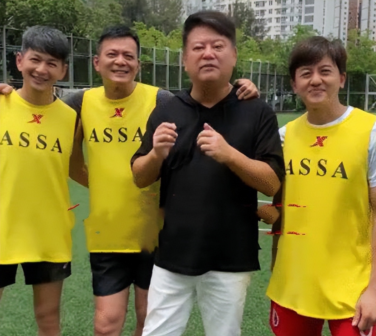 闯进场拥抱梅西球迷发声,球迷冲进球场拥抱梅西跑了多少米