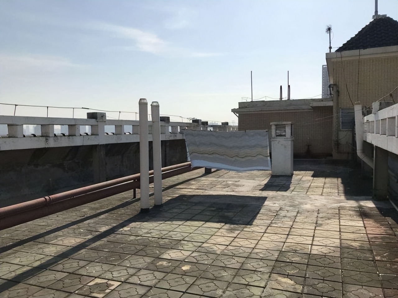 小区楼房雨天墙体屋顶大量渗水,屋顶渗水紧急修补方法