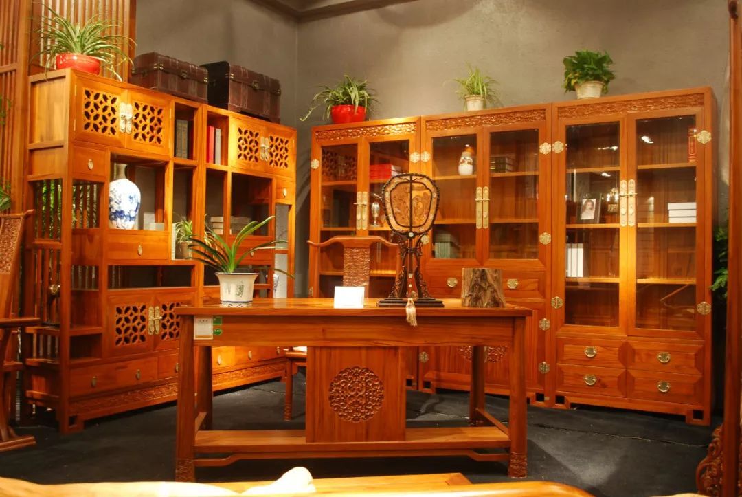 北方适合用实木家具还是板材家具,爱格板材家具与实木家具