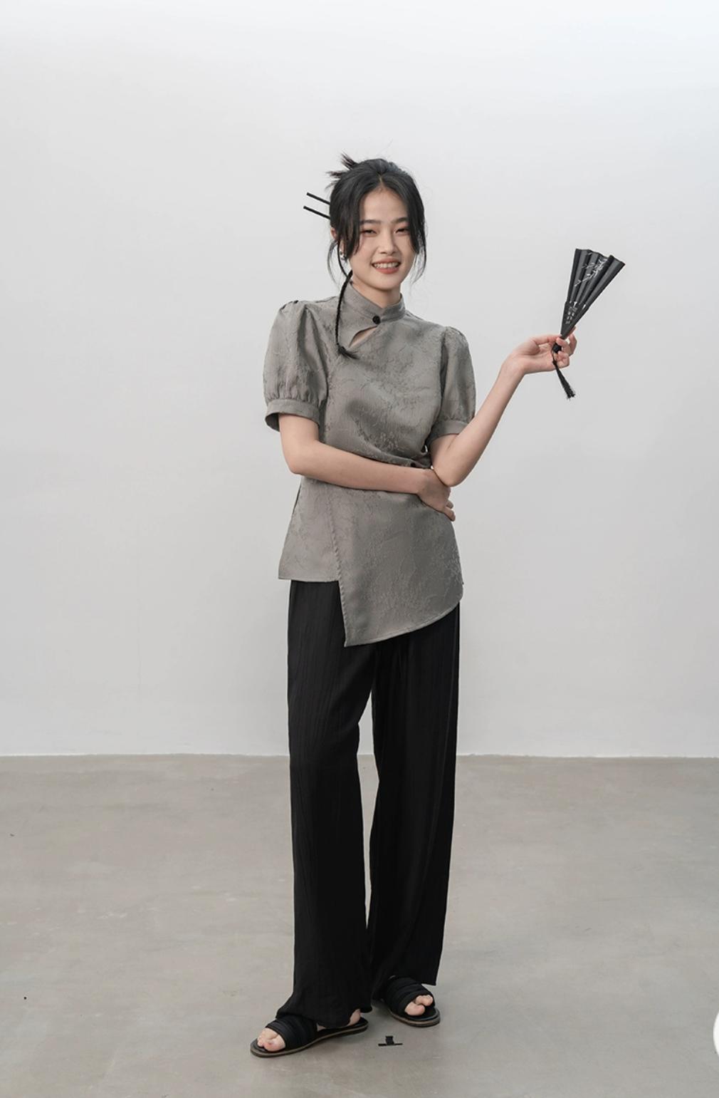 腰带扔一边吧，今年突然流行“抽绳裤”，松紧收放自如，时髦减龄