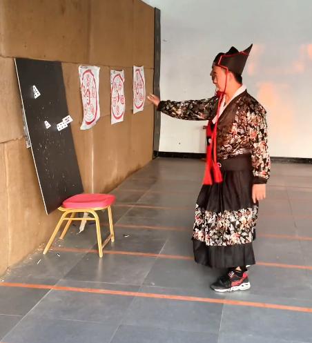 小伙模仿电影练成摘叶飞花,东方不败的飞花神功