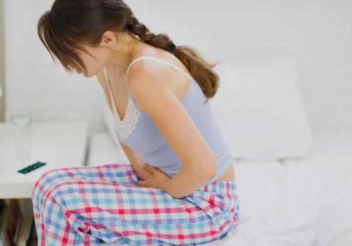 女子洗澡发现腋窝肿块,女孩洗澡时发现背后长了个痘痘