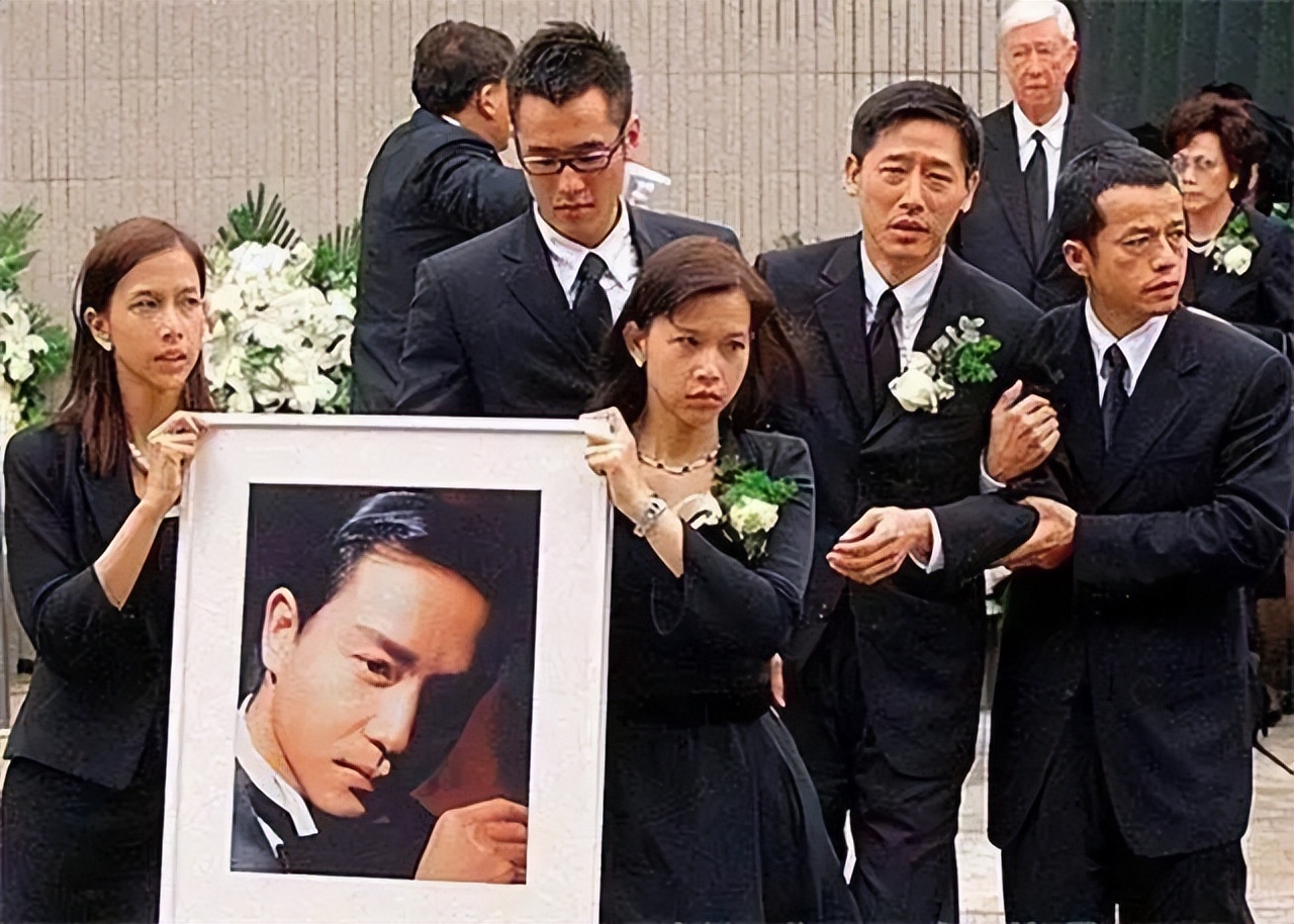 露骨成这样，没人嘲她「色情」