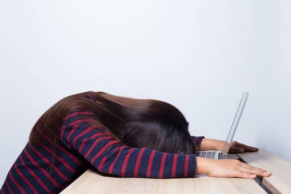 睡很久还是觉得很累很疲惫,睡很久了还是很困很疲惫不想动