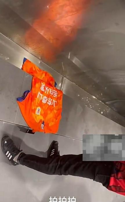 中国女足夺冠球迷疯狂庆祝,16年夺冠球迷疯狂瞬间