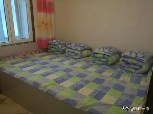 东北冬天大雪农村炕上生活,东北农村全家睡一个炕头尴尬吗