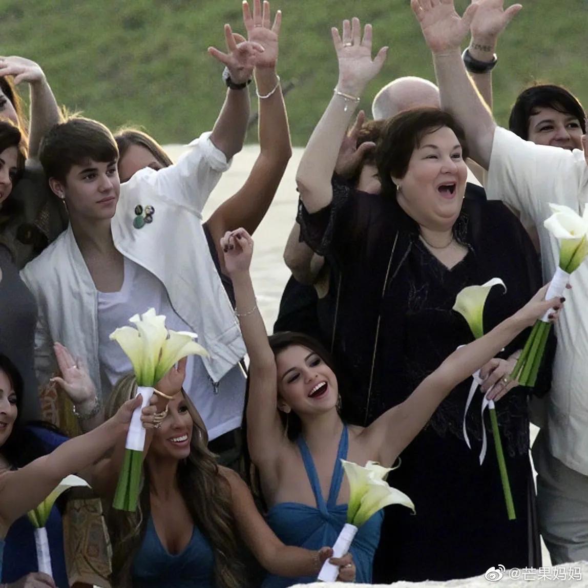 海莉比伯詹娜沙漠度假,海莉比伯沙滩度假