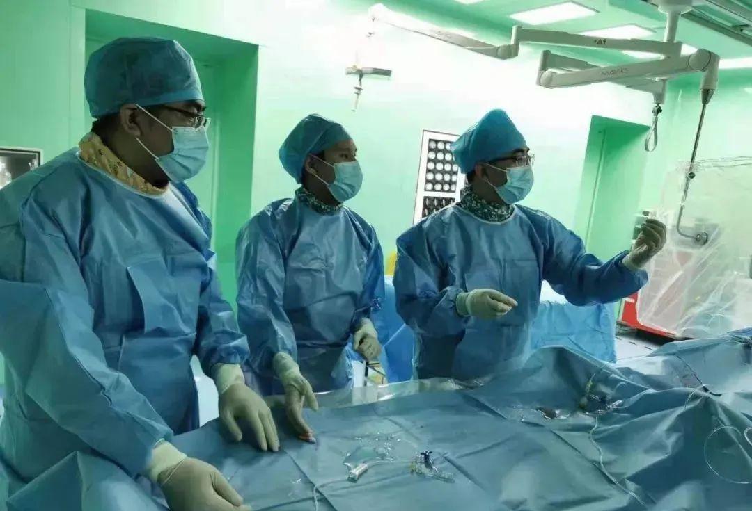 医生紧急抢救心梗脑梗视频,紧急救治脑梗病人