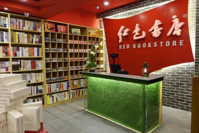 顾客只吹空调很少买书，开在黄金地段，新华书店靠什么赚钱？