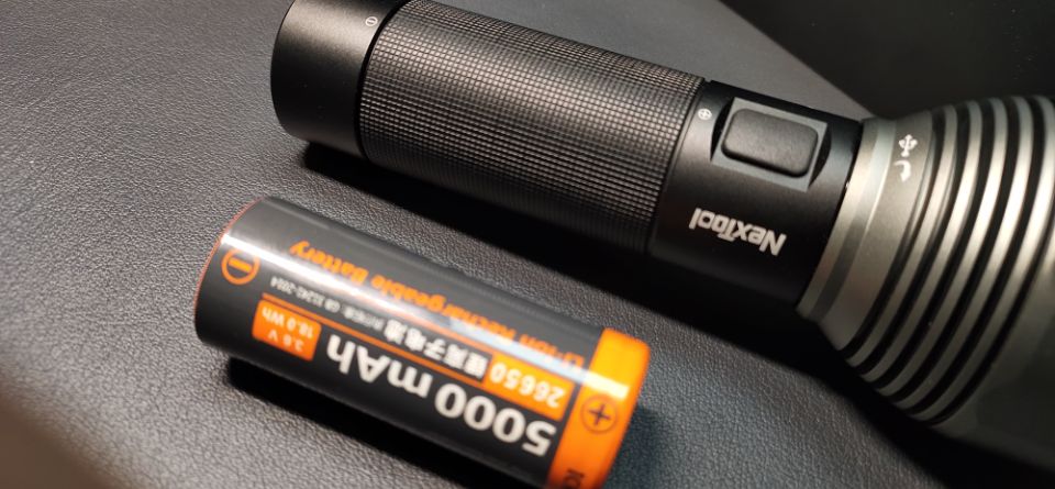 手持版探照灯，大能量长续航徒步户外可靠无忧