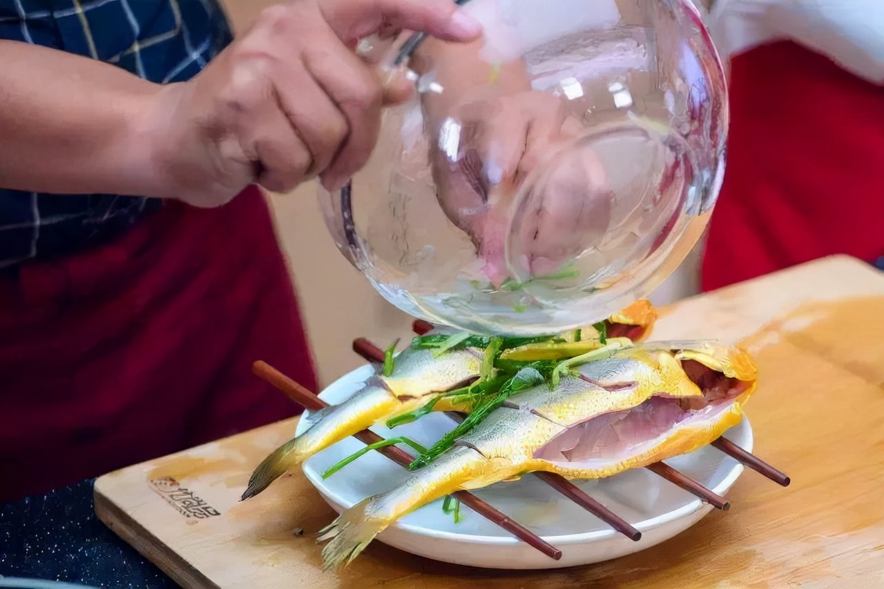 做清蒸鱼好吃简单的秘诀,清蒸鱼怎么做不用豉油