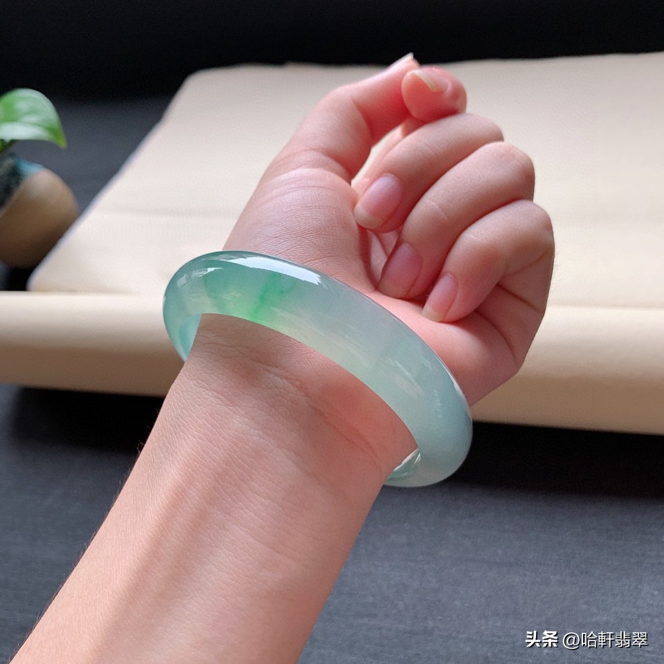 翡翠的色与种为何总是难以兼得,色不均匀的翡翠