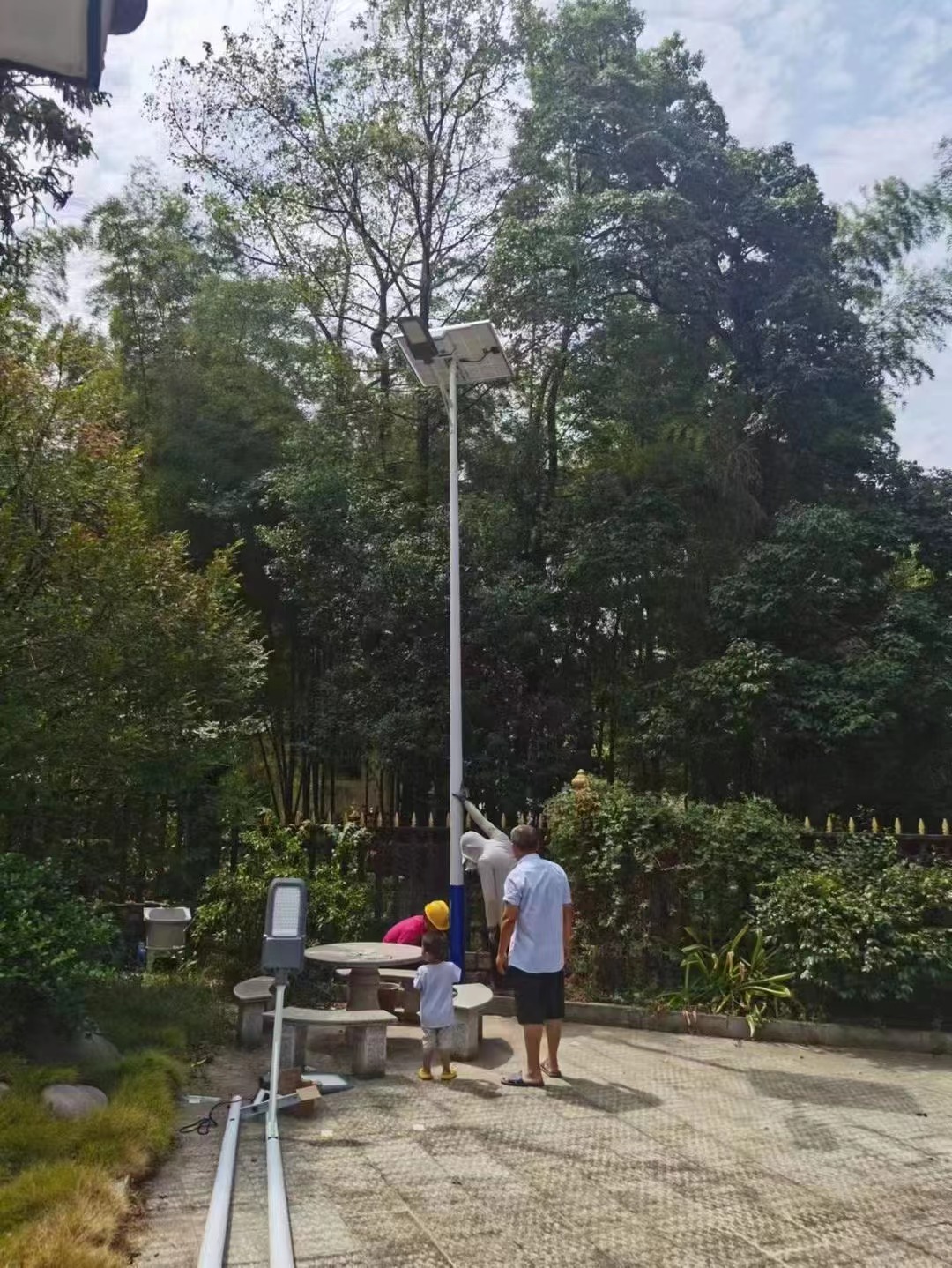 太阳能路灯的安装流程实景图,太阳能路灯的优势有哪些
