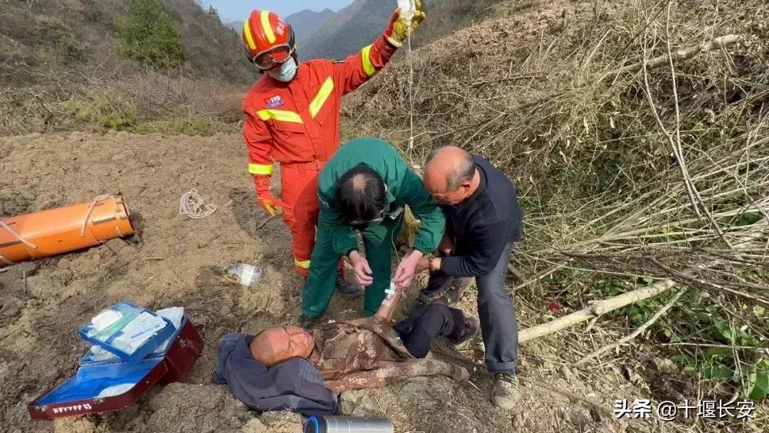 民警背着伤员爬山身上多处受伤,爬山崴脚消防员