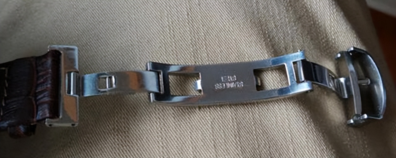 卡地亚表带蝴蝶扣环怎么取下来,卡地亚蝴蝶扣有孔的表带怎么戴