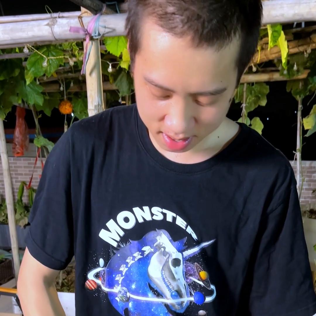 今晚樱木花道焖鸭节瓜刺身。想什么呢，是熟的，简简单单...