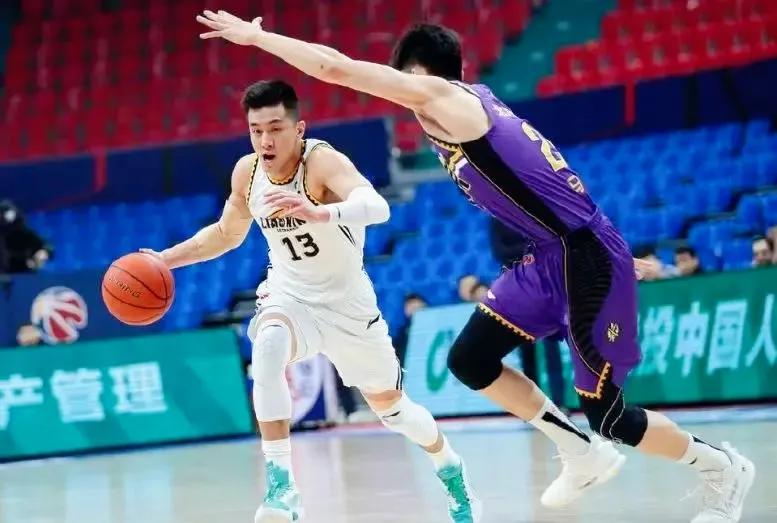 cba赛场怒骂裁判一节比赛两个犯规,cba球场暴力事件