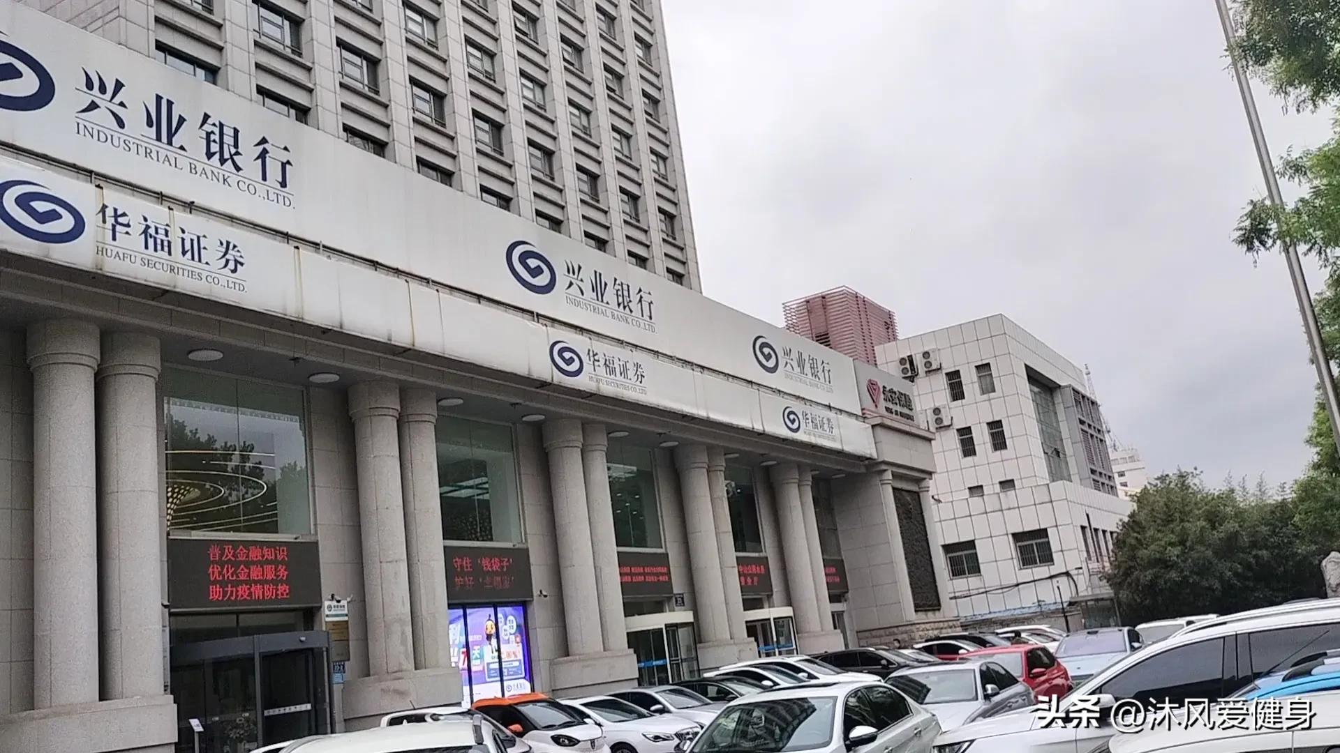 男瑜伽教练兼职,上海男瑜伽教练真实收入