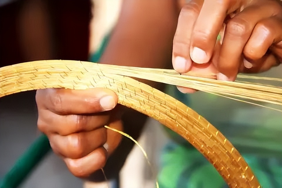 登上苏富比、用各种奇特新材质……邀你进入这位意大利设计师的珠宝新世界