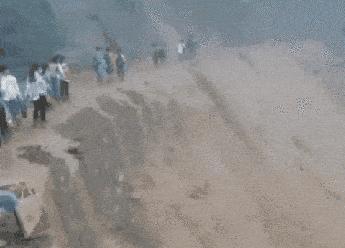 一哥们在殡仪馆守灵，闲着无聊，半夜用手机搜附近的人