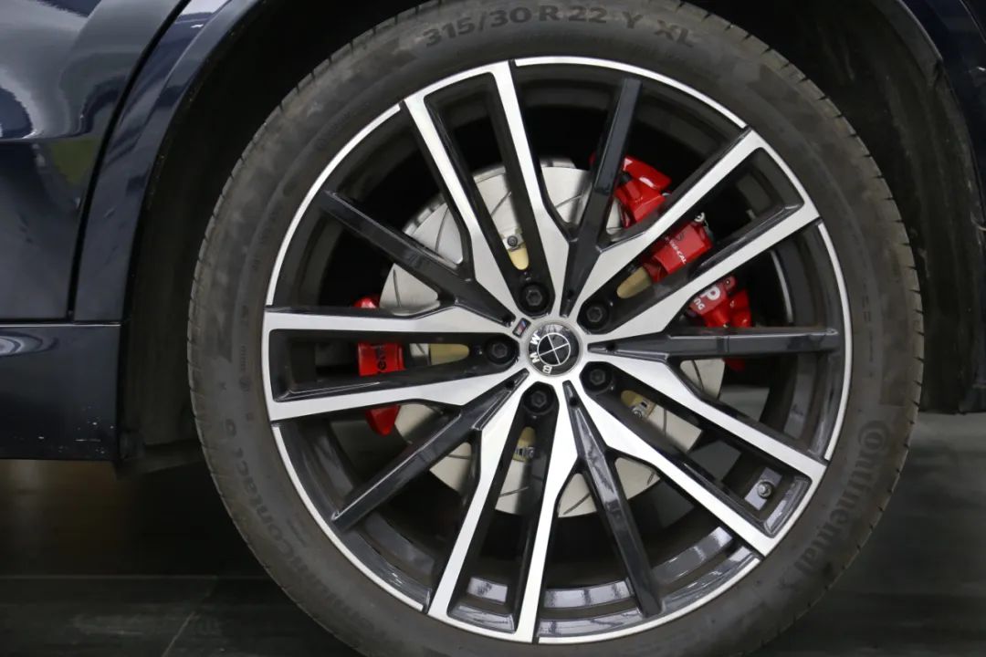 宝马x5拆刹车盘视频,宝马x5红色卡钳和蓝色卡钳的区别