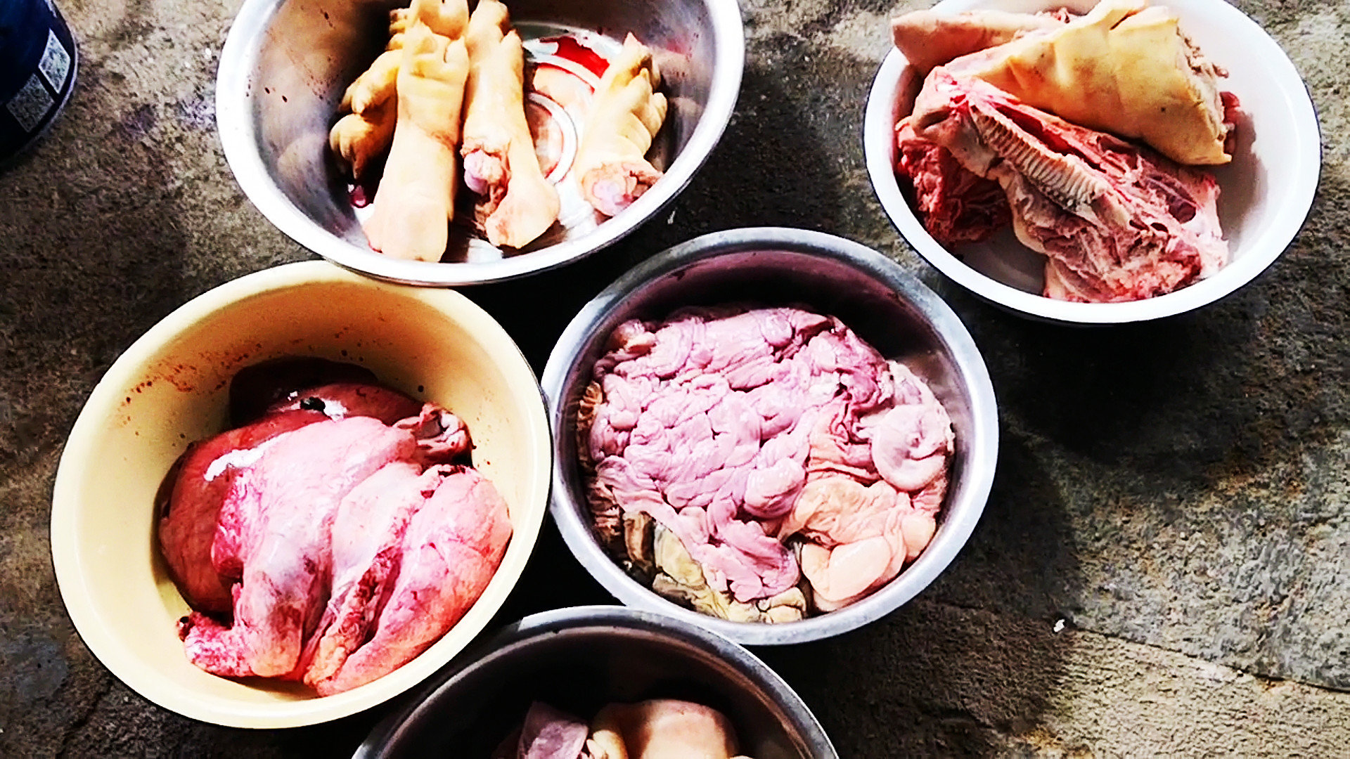 下雨天，朋友买来一套猪下货，鲜香美味，都是硬货，朋友们吃美了