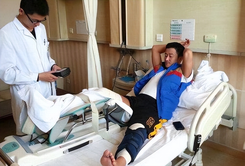 甄子丹和吴京战狼片段,吴京被打断棍子花絮