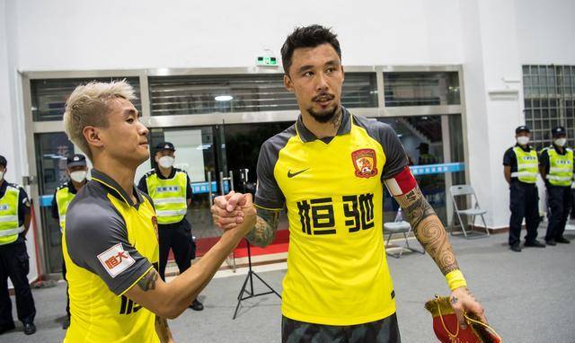 恒大停薪门的原因,恒大公布队内限薪令新闻