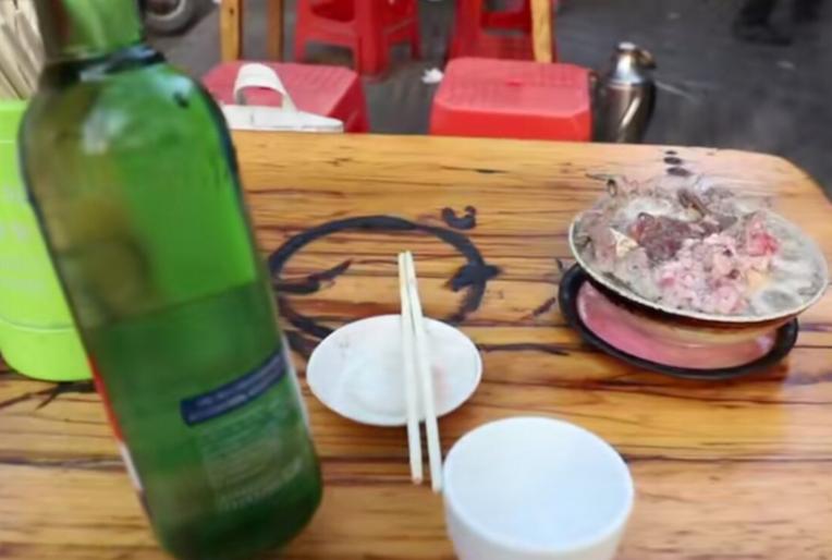 全国最便宜的早酒，10元小火锅配2元无限续杯白酒，大爷天天来吃