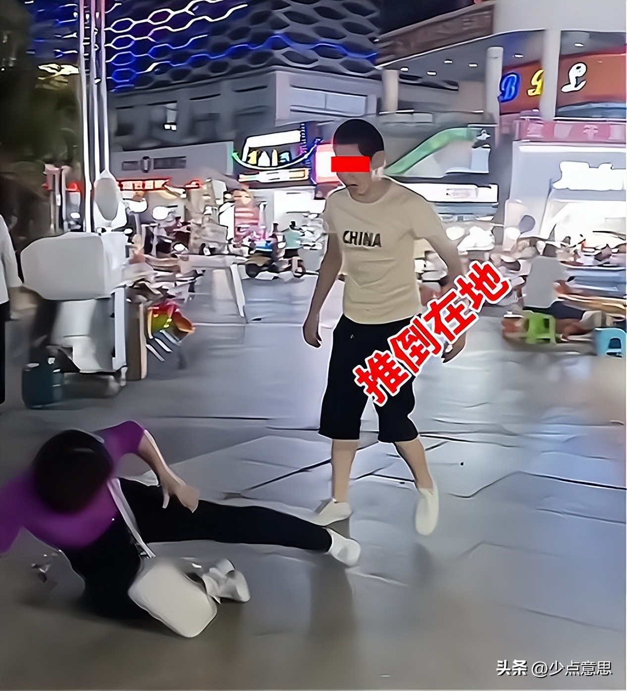 女子街边买小吃被坑,女孩在路边摊卖小吃