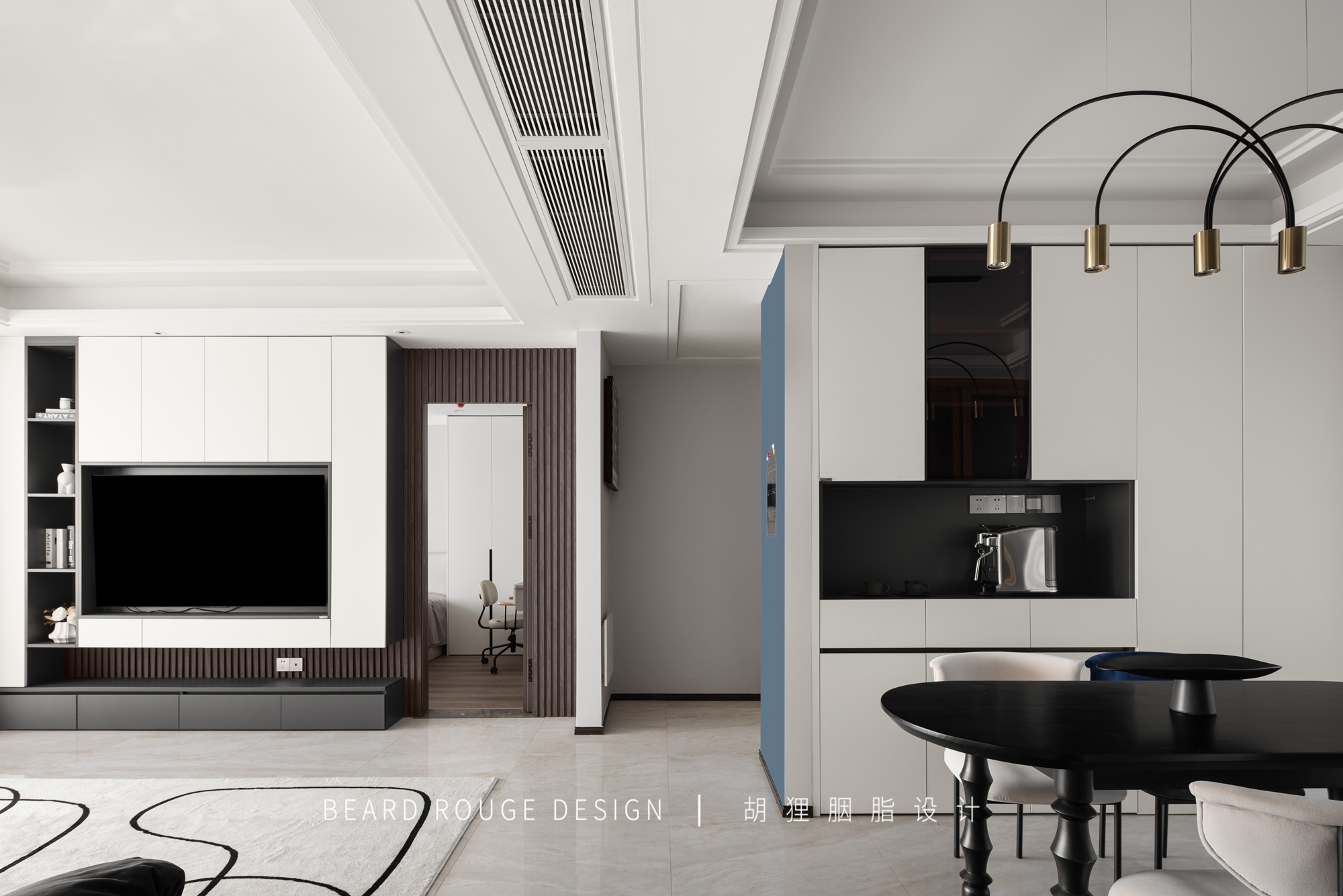 太平鸟克莱因蓝撞色羽绒服女,克莱因蓝撞色卫衣女