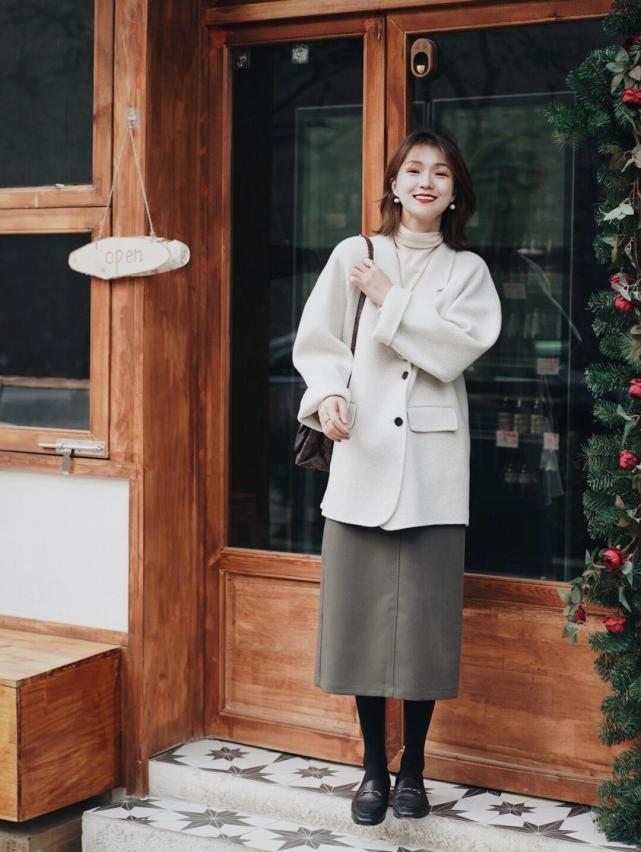 冬季最百搭的大衣颜色,长款大衣想要穿得不臃肿又显气质