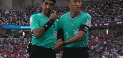 马宁举了几次换人牌,马宁卡塔尔世界杯吹哨现场