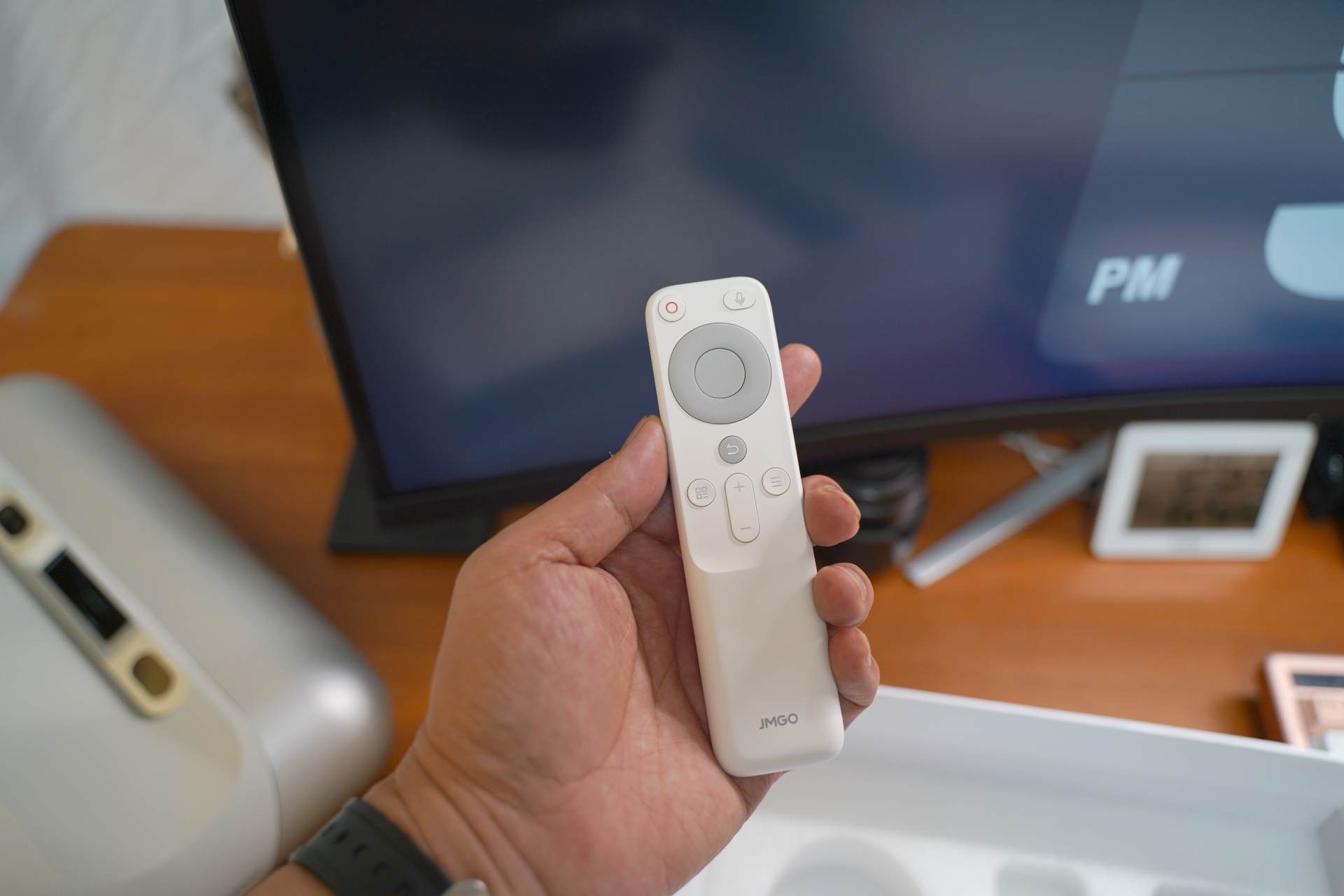 家里空间不够投影仪没法用，看看这台坚果O1S短焦投影仪