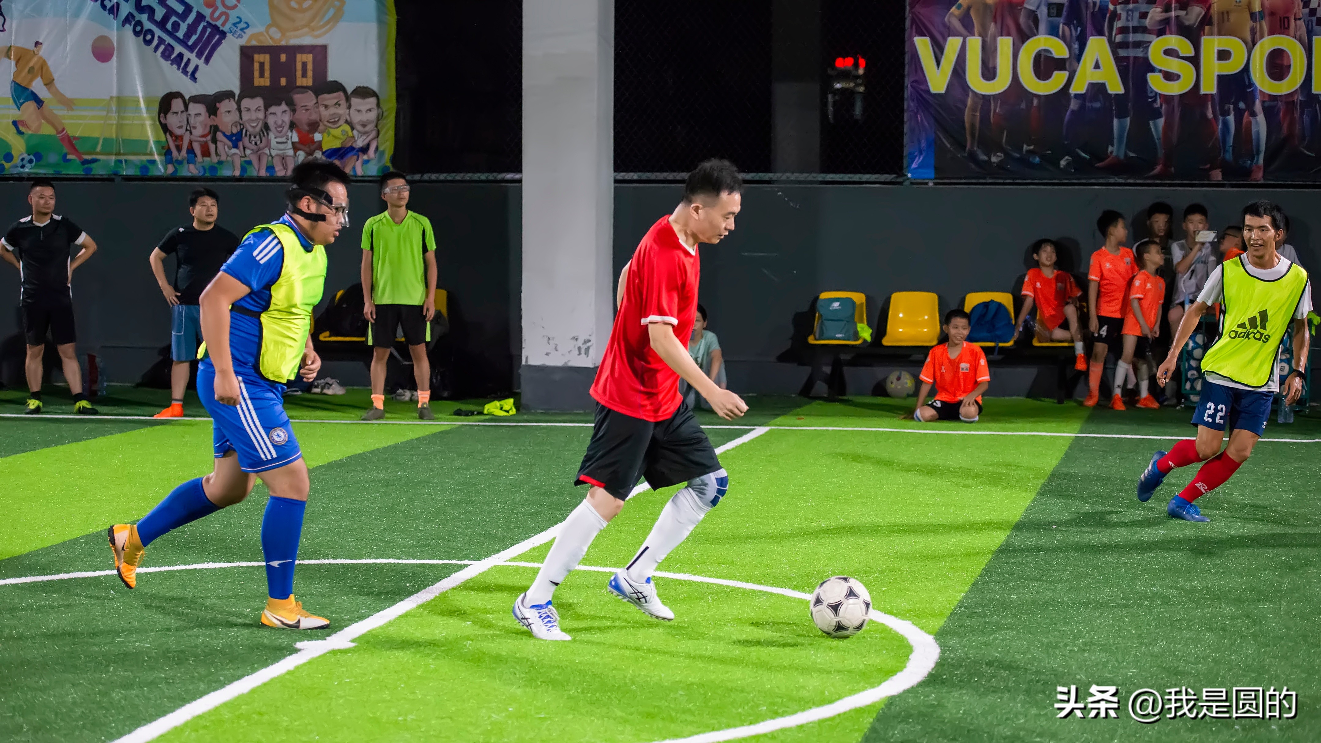 足球摄影作品创作说明,足球摄影作品简介200字