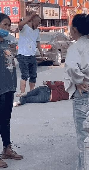 独家爆料！山东街头一男子8分钟内疯狂鞭打女子，现场视频曝光！