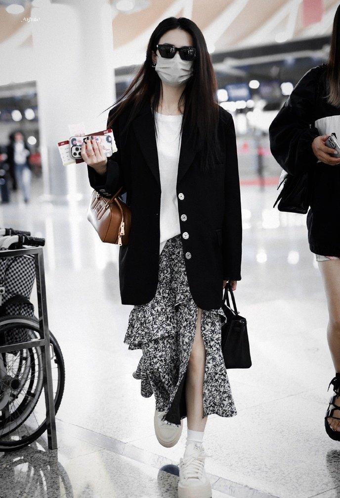 西装半身裙怎么穿显年轻活力,西装半身裙中长款搭配