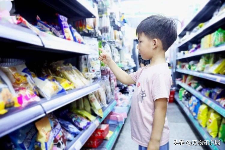 8岁男孩眼球融化荧光棒,小孩眼珠熔化视频