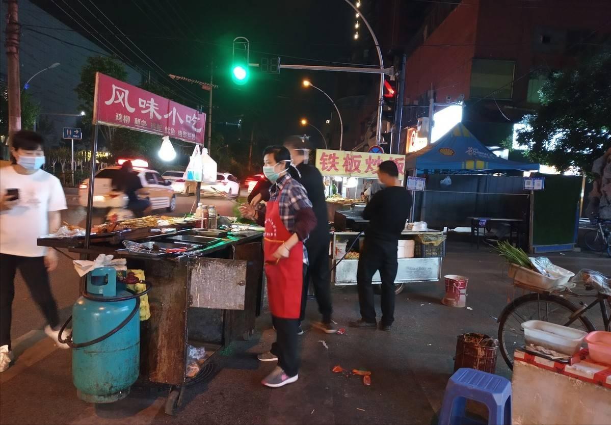 义乌夫妻俩摆摊日赚9000,夫妻夜市摆摊日入9000元义乌