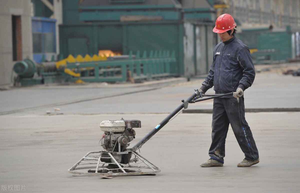金刚砂地坪灰尘多怎么办,金刚砂混凝土地坪起皮原因