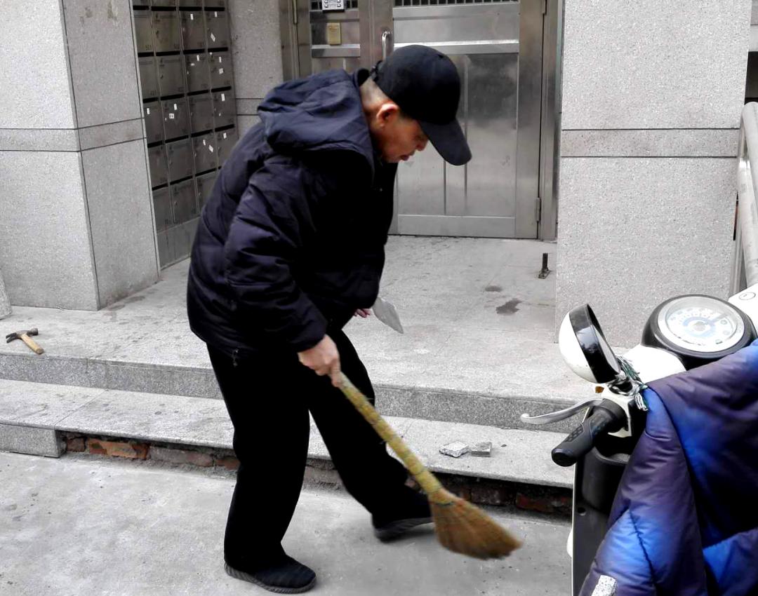 天有一双手——记军休干部吴建德义务为民服务11年