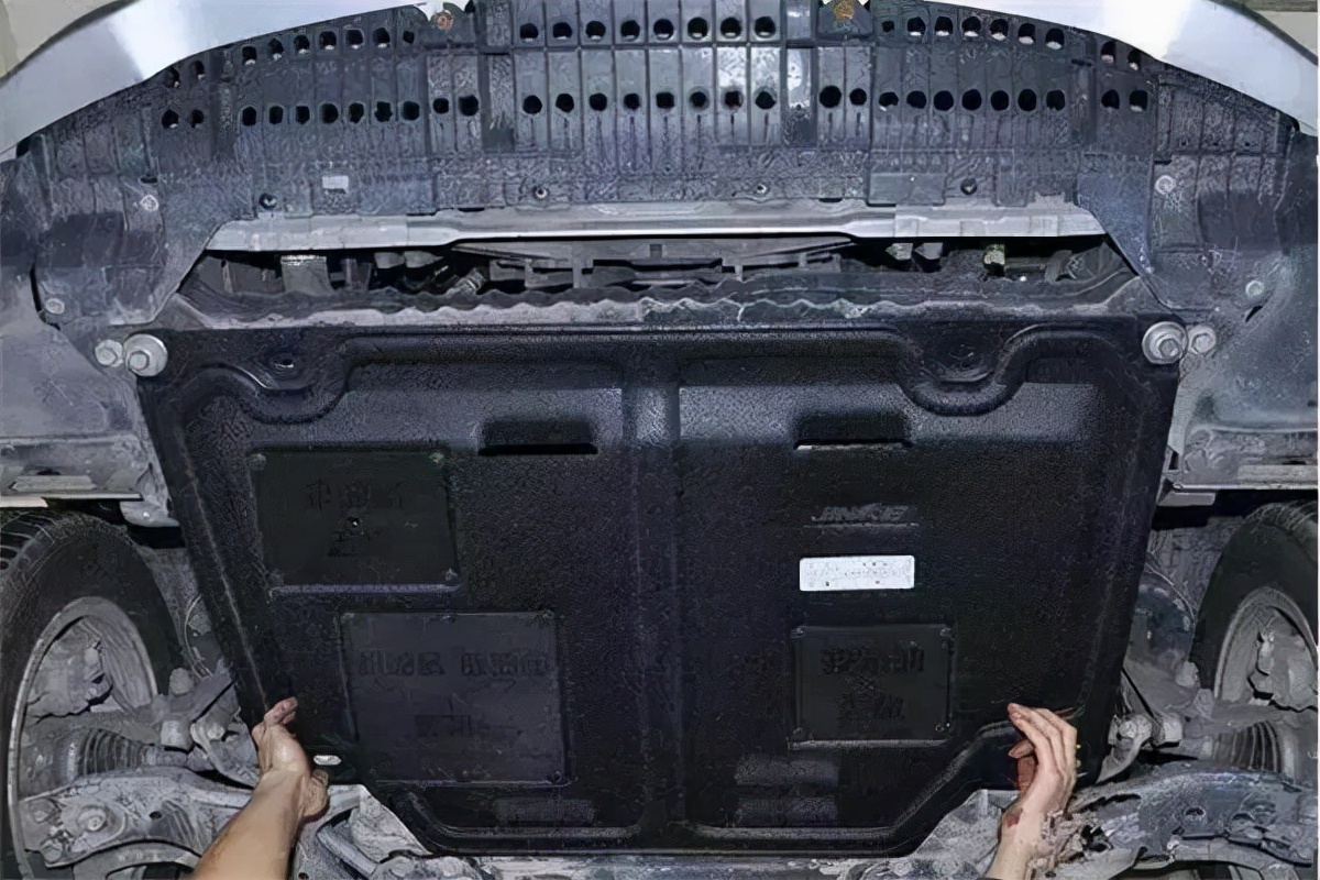 汽车发动机护板什么材质的安全,塑钢发动机护板安全隐患